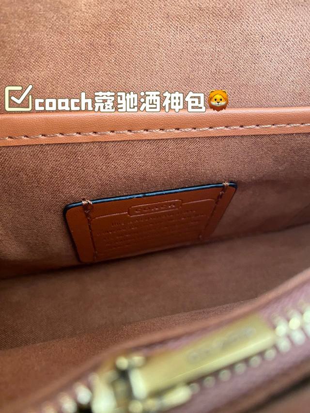 The color matching of Coach Coach's Wine God Bag this time is simply a fairy color scheme! High in appearance and versatile, suitable for both handheld and crossbody use, this is the Coach Wine God! Cute and able to pretend! Handheld crossbody looks