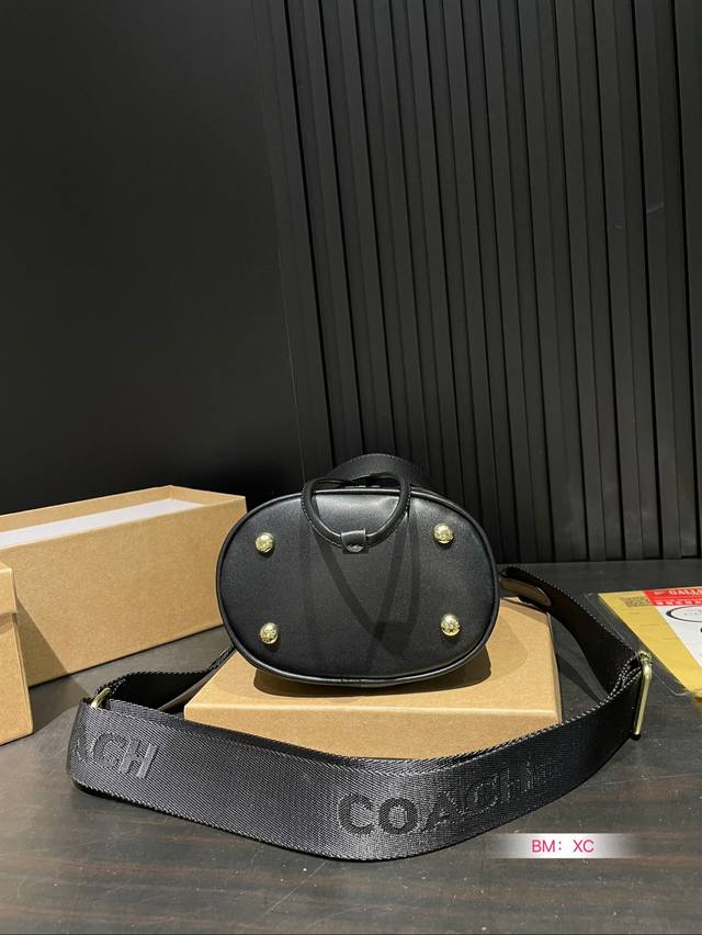 Recommended new box accessories: Coach Coach counter's new dempsey series mini bucket bag! Synchronized updates for counters! Can be carried by hand or shoulder and back~Super great effect on the upper body! Original vintage fabric paired with cowhid