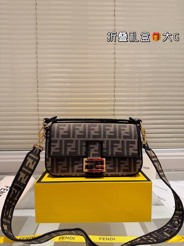 Fendi F Family Law Stick Bag! The colors of spring and summer! The vintage bag style is never boring, the biggest feature is that it can hold any style without choosing clothes, and the concave shape is also appropriate and casual! Versatile! Size: 2