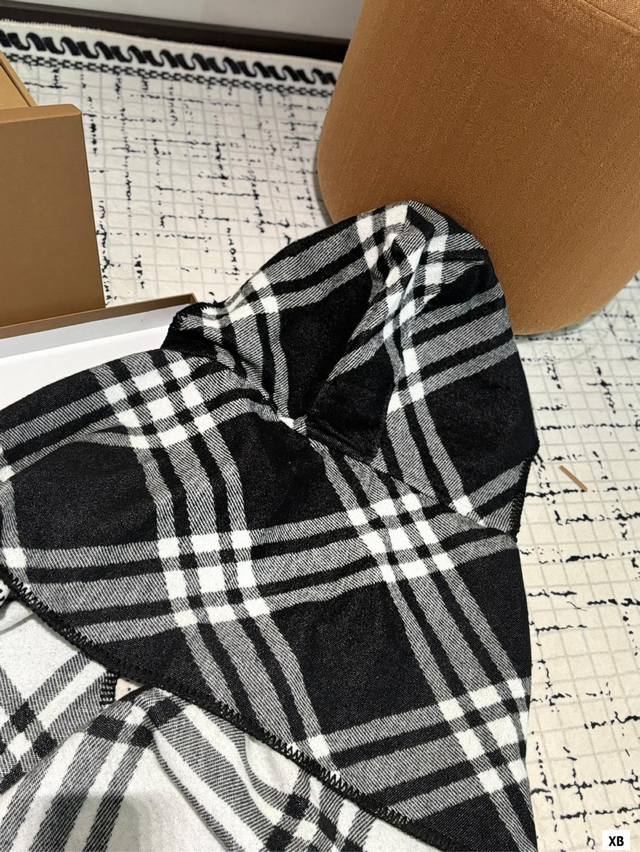 Gift box packaging Burberry scarf Hi! The cold winter has arrived, it's time to add a bright color to your outfit! This scarf is simply magical, not only can it keep you warm, but it can also immediately make you the center of fashion! Match with jac