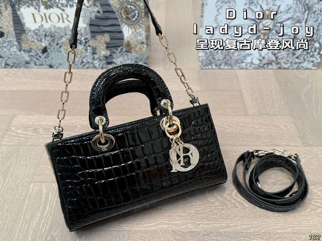 Dior's new consort, Lady Joy, presents a retro and modern style. Dior showcases its personality and temperament. Size 26 14: