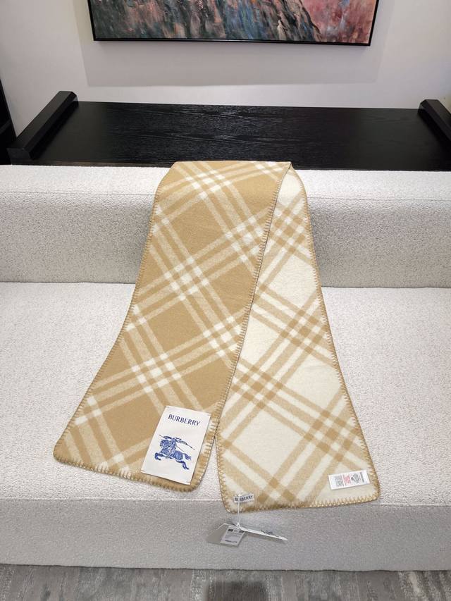 Gift box+5 Burberry plaid scarf is really amazing! Fashionable, unique, and warm with a perfect concave design to create an atmosphere. Don't miss out if you love personalized fashion! 100% sheep wool soft touch