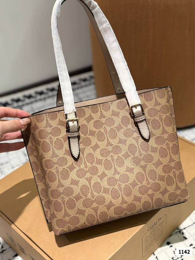 It goes without saying that the Coach shopping bag is a classic evergreen product of the Coach. Its color matching is very distinctive, and it is a super popular tote bag that can cure all troubles. It is the best representative of appearance and pra