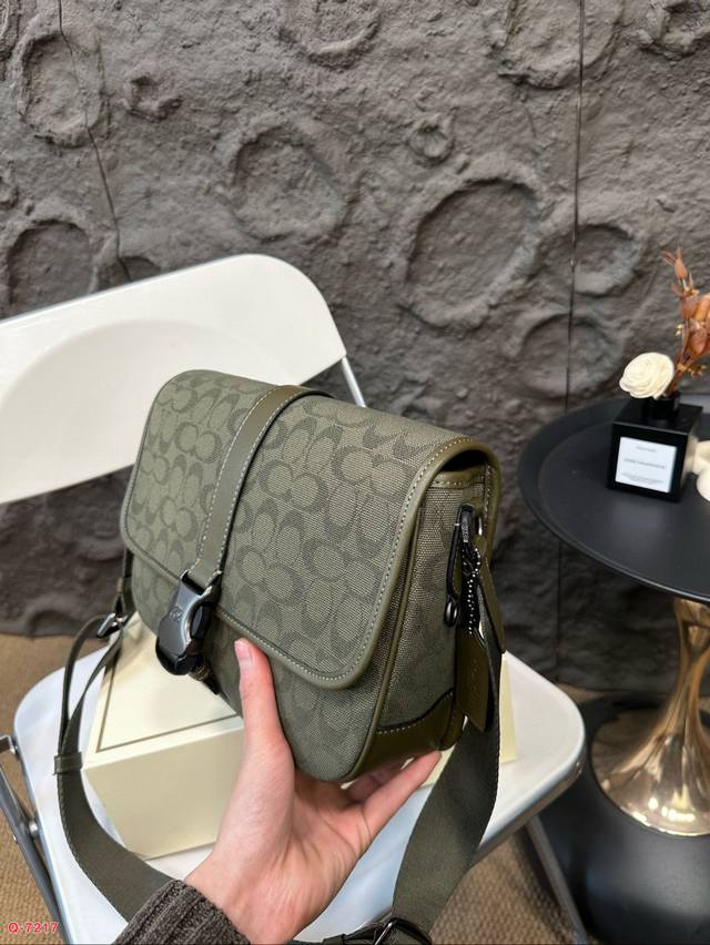 Paired with folding box, Coach League messenger bag, shoulder bag, crossbody bag, versatile and fashionable new messenger bag. Recommended size: moderate, simple, atmospheric, classic, versatile and timeless. Size: 28.20cm