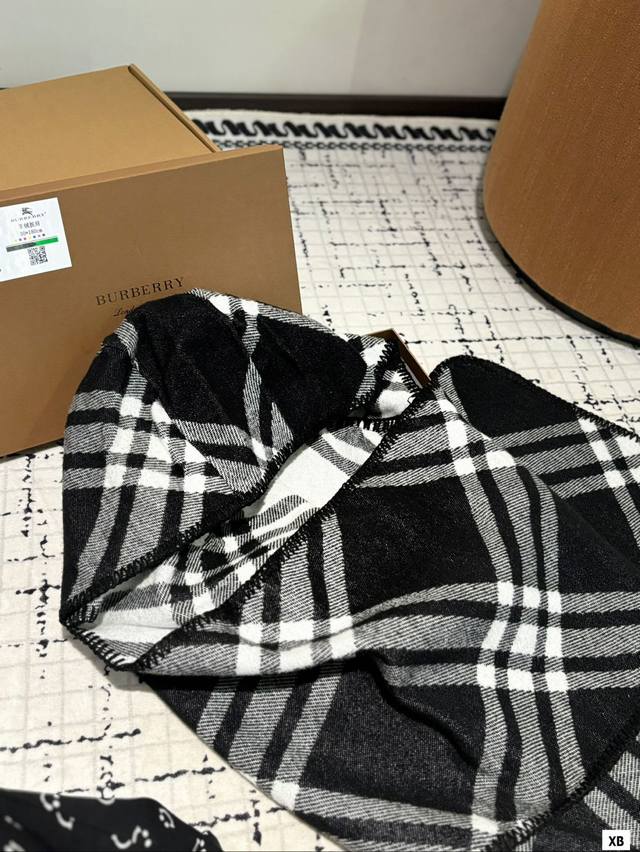 Gift box packaging Burberry scarf Hi! The cold winter has arrived, it's time to add a bright color to your outfit! This scarf is simply magical, not only can it keep you warm, but it can also immediately make you the center of fashion! Match with jac