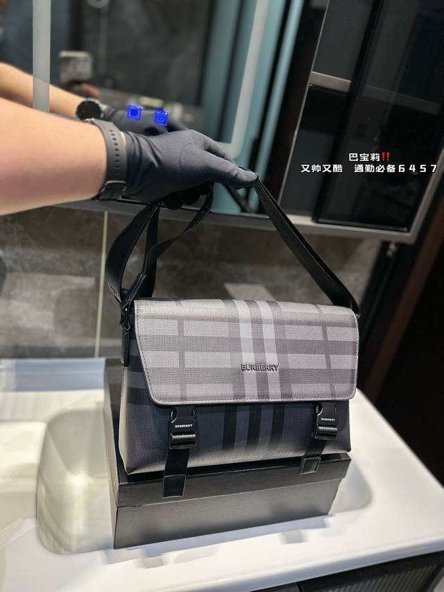 Burberry flip messenger bag checkered men's crossbody bag with exquisite inlay craftsmanship, photographed in the original factory fabric and delivered with a dust bag of 30 X 20cm