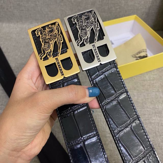 The explosive Burberry gift features an automatic buckle slide with a width of 3.5cm. The new original version is paired with a classic 18K stainless steel buckle. Fashionable and versatile, pursuing high-end original quality, reflecting taste, casua