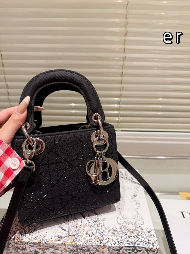 Fendi F Family Law Stick Bag! The colors of spring and summer! The vintage bag style is never boring, the biggest feature is that it can hold any style without choosing clothes, and the concave shape is also appropriate and casual! Versatile! Size: 2