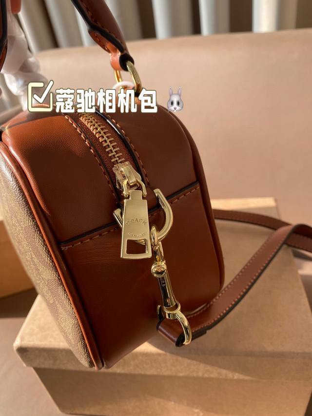 Is Coach's June new product a small square bag that you like? Coach's new product looks great this time, with versatile styles and colors, and a long shoulder strap that can be worn diagonally. The bag's capacity is also very large, making it perfect