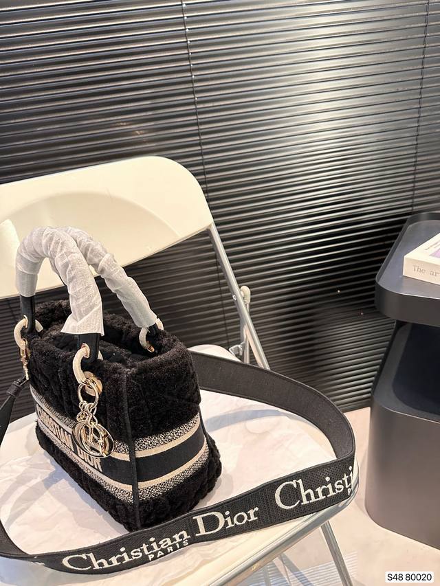 Dior's top of the line original lambhair Diana bag, Dior's new Lady D Lite series, exquisite craftsmanship, perfect color matching, overall fashion and retro, high-end and romantic. The handle and street junction are decorated with light: