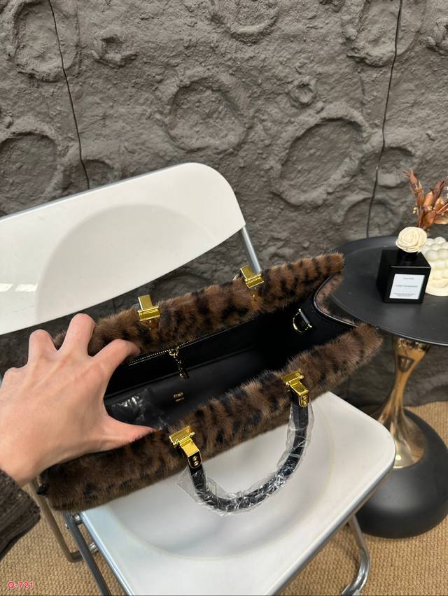 Fendi is just the latest cashmere tote bag for autumn and winter this year. The body of the bag is very lightweight, and the medium space is also sufficient. The appearance and texture are absolutely stunning!! Flannel is soft, elegant, and gentle. I