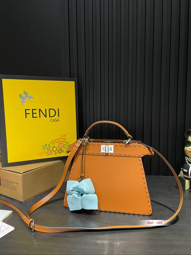 With a folding gift box, Fendi Peekaboo kitty bag is perfect for daily commuting. It's cool and luxurious. cool and cute is popular among collectors. Size: 27 * 21:
