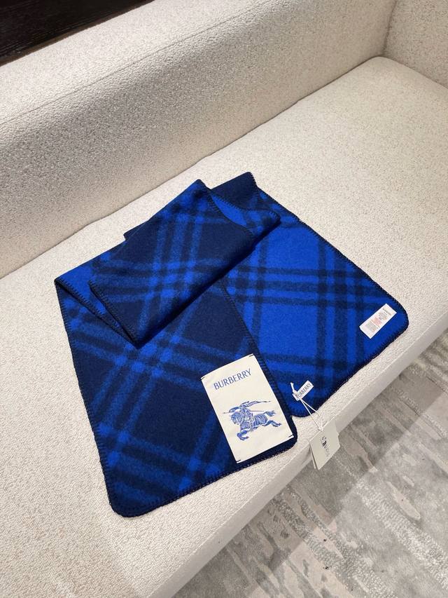 Gift box+5 Burberry plaid scarf is really amazing! Fashionable, unique, and warm with a perfect concave design to create an atmosphere. Don't miss out if you love personalized fashion! 100% sheep wool soft touch