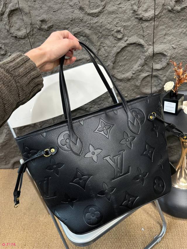 Before the Lv Neverfull shopping bag, I couldn't get the beauty of the classic NF bag. Lv's most classic bag can be said to be the most classic bag and the first luxury bag for many sweet potato babies