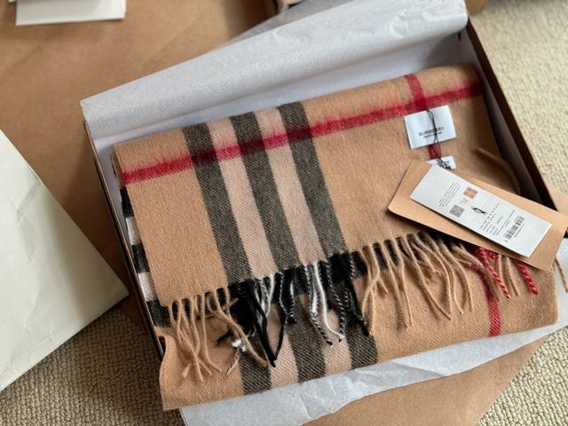 Top quality Burberry classic scarf with box matching, made of genuine materials! Large grid classic pattern! Equally suitable for men! Very gentlemanly! The upper body effect has a very strong aura, with a soft and textured feel. Specifications:% woo