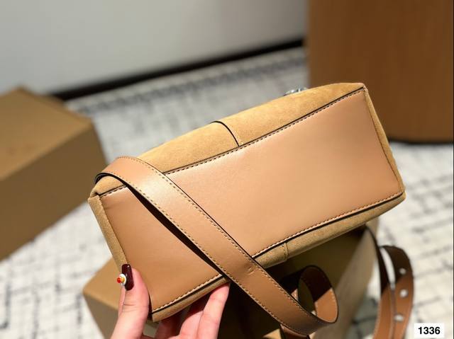 Paired with a box, the Coach Bucket Bag is simple yet not simple. This bag is versatile in meeting daily office capacity needs and offers versatile clothing options such as Clean Fit, neutral style, and mixed sports style