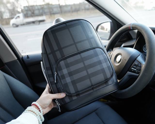 Burberry official website synchronizes high version original backpack, don't miss out on all original single fabric production, excellent quality, super large capacity, non market ordinary goods, and tough goods from trading companies Emphasize that