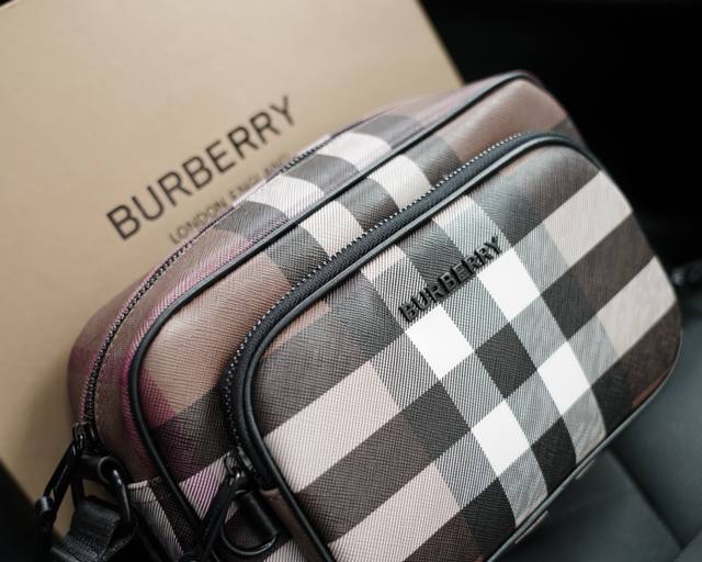 Burberry official website synchronizes high version crossbody single shoulder backpack with eternal and timeless iconic products. Pure original single cowhide top-notch hardware production, non market ordinary version. This year's favorite styles of