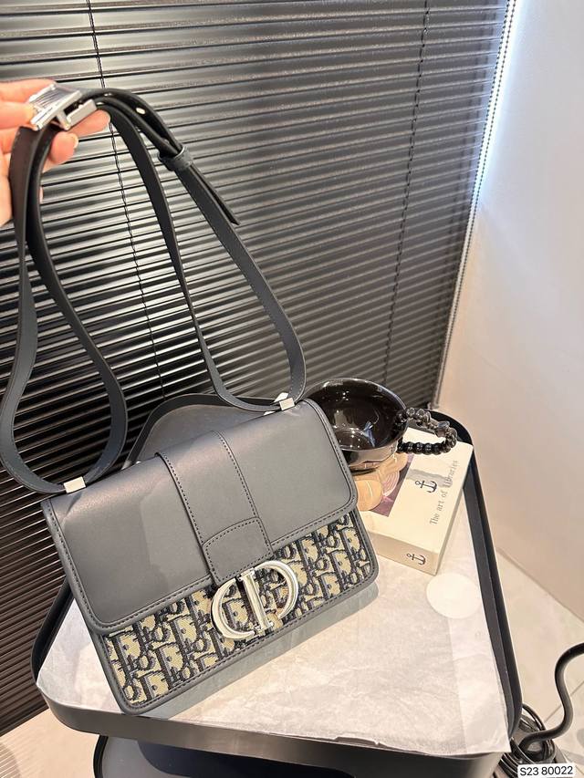 Dior Montaigne Classic is a fabric bag with timeless embroidery craftsmanship. The exquisite square shape of the bag is simple and atmospheric, suitable for both men and women. It is elegant, fashionable, casual, handsome, practical, and fashionable.