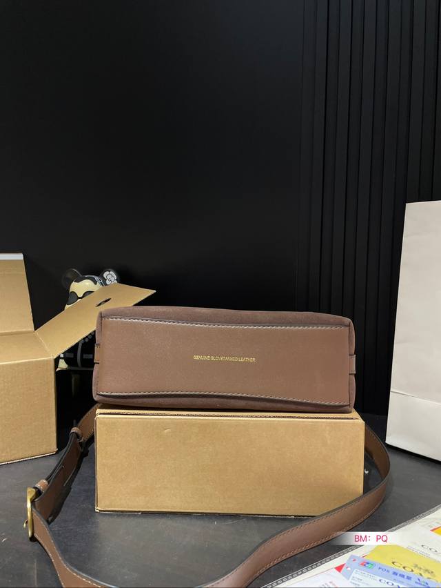 Paired with a box, Coach's new armpit bag with a spicy girl style is also so cool. The new product is so beautiful, and the new bag has a good shape for carrying. It's really cool. Family size: 25 17: