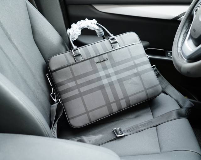 Burberry official website synchronizes high version handbag and crossbody backpack with timeless iconic products made of pure original single calf leather top hardware, non market ordinary version. This year's favorite styles of Burberry are all phot