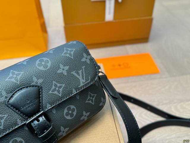 The airplane box chip version Lvmonsuri crossbody messenger bag is the latest spring and summer Montsouris series men's small shoulder bag. The square and long bag shape has a bit of a baggy smell. The overall All Black design is really cool: