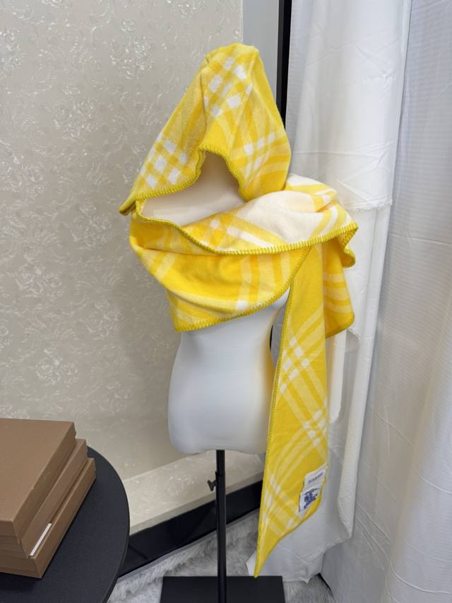 New scarf, Burberry. Original beautiful item, classic explosive item, returns to the forefront. Burberry's new imported Nepalese cashmere top embroidery scarf is definitely a screaming quality fashion brand's top design Essential high-end products fo