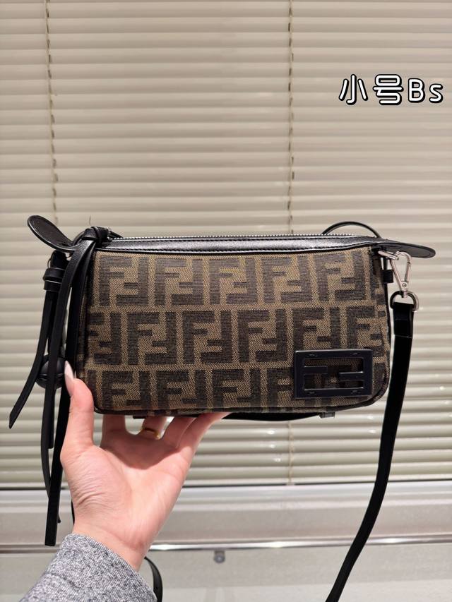 The folding box Fendi Hobo bag felt like it hit me at first glance. Plus, the medium size has a longer shoulder strap, which is very practical. The medium-sized one has two mobile phones, wallet, keys, sunglasses, lipstick and powder without pressure