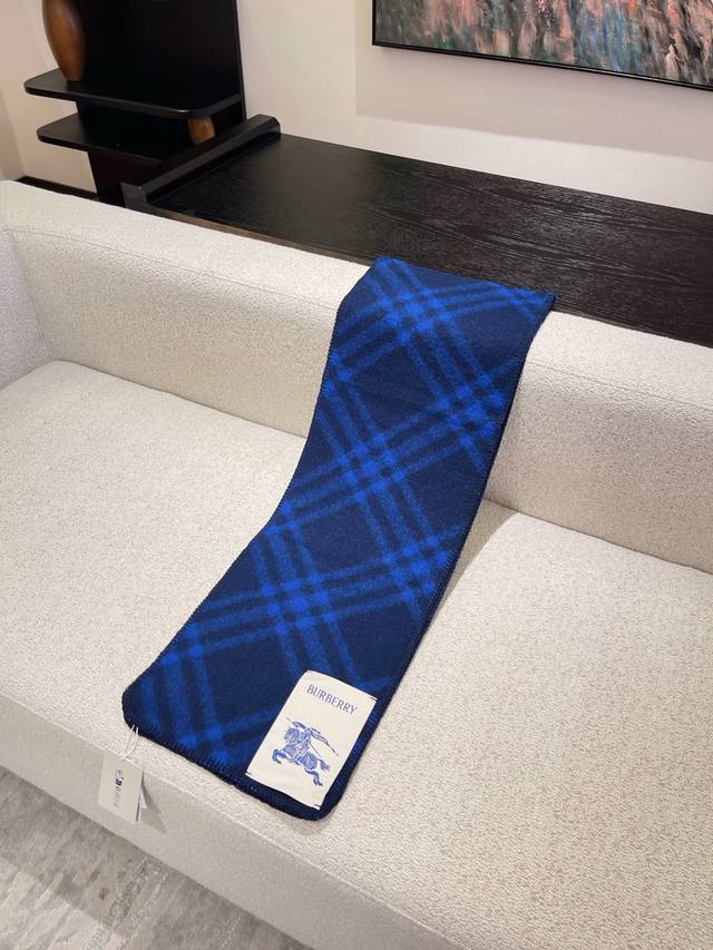 Gift box+5 Burberry plaid scarf is really amazing! Fashionable, unique, and warm with a perfect concave design to create an atmosphere. Don't miss out if you love personalized fashion! 100% sheep wool soft touch