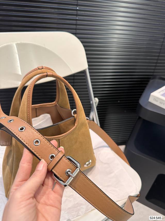 Paired with a box, the Coach Bucket Bag is simple yet not simple. This bag is versatile in meeting daily office capacity needs and offers versatile clothing options such as Clean Fit, neutral style, and mixed sports style