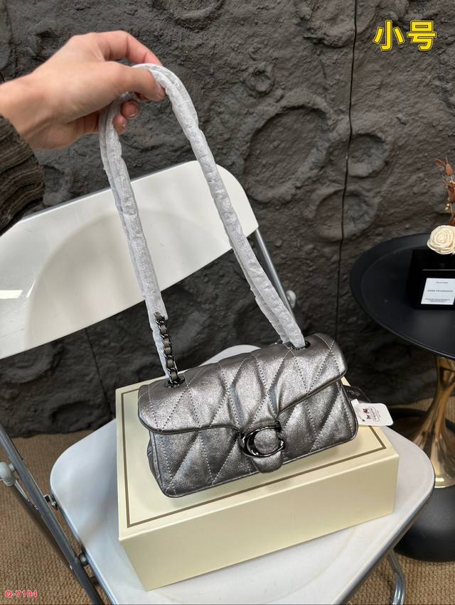 Paired with a folding box, Coach Wine God Wow, Coach's shining and charming second Tabby is definitely not unfamiliar and can be considered as Coach's main force. The little fairy will definitely not miss out on the fashionable and essential autumn a