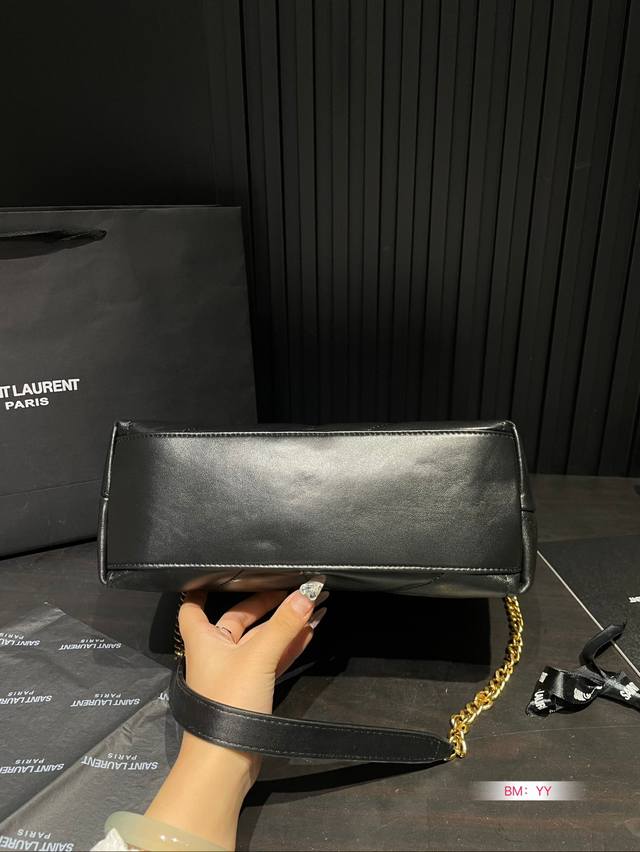 Saint Laurent Ysl tote bag Versatile, classic, and exquisite, this truly super invincible, super cute, and fairy like bag is a daily must-have for young ladies. Size: 23 * 28