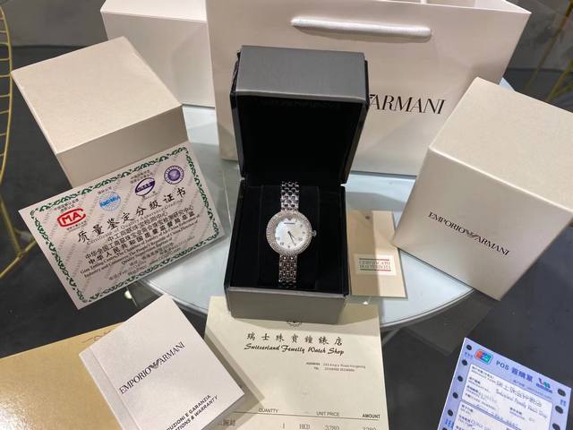 Armani's fashionable new casual women's watch, the same as Tong Liya's, showcases the beauty of the wrist, shining brightly, with colorful and elegant posture, dazzling dial retro Roman scale, rhinestones embellishing the bezel, dynamic and luxurious