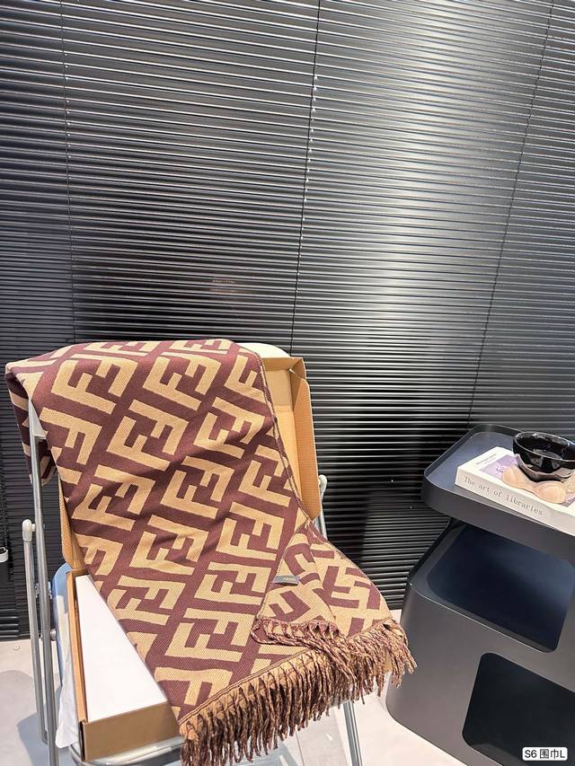 Paired with a box, the Fendi scarf is double-sided and suitable for every soft and tender girl. The texture is super comfortable and does not tie at all. High quality: