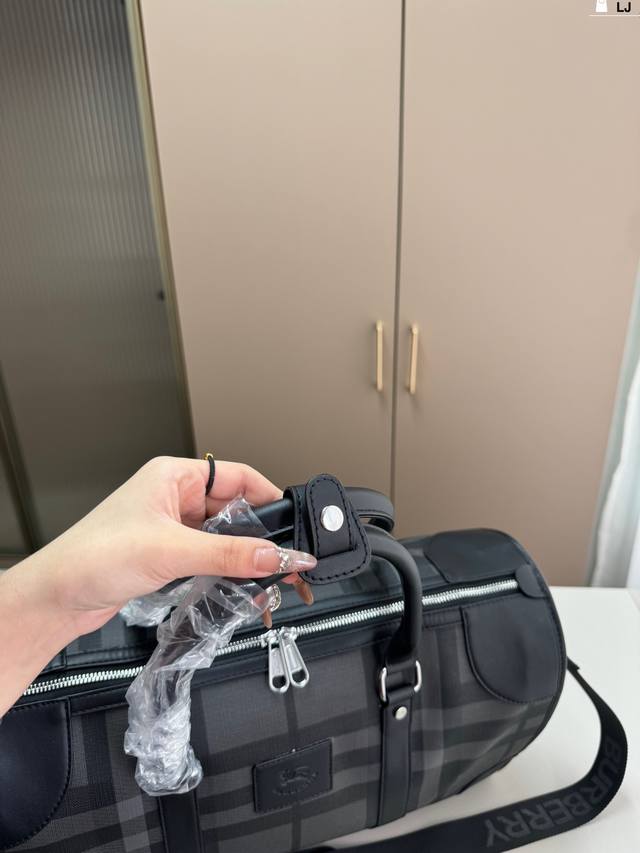 Burberry travel bag is a handsome and versatile travel bag with a classic design that is spacious and suitable for both men and women. It has a large Lj size of 45.18.26