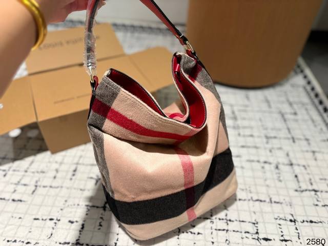 Burberry Tote is a super popular tote bag that is very likely to become more and more popular for daily commuting. It is worth buying. Size: 25.18.33