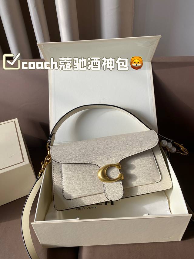 The color matching of Coach Coach's Wine God Bag this time is simply a fairy color scheme! High in appearance and versatile, suitable for both handheld and crossbody use, this is the Coach Wine God! Cute and able to pretend! Handheld crossbody looks