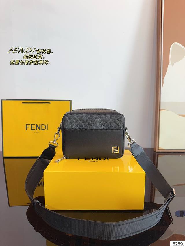 The Fendl new series Fendace camera bag comes with a gift box. The harmonious color matching and retro feel are added, and the logo print is full of retro style Size: 1 pure * 5 * 14cm: