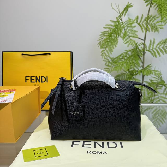 The folding box has been planted with grass! Fendi By The Way handbag! At first glance, it doesn't seem like much, but the longer I look at it, the more I think this bag looks good! Size: 27 * 18cm