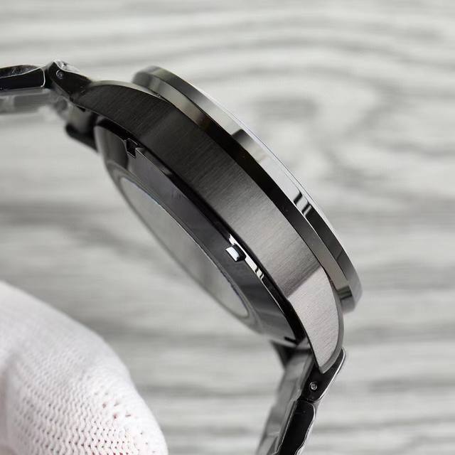 Armani Men's Watch Model: Ar60054 ： Stainless steel watch mirror: Mineral reinforced glass strap: Genuine leather size: 43 * 14mm, not like the oppressive pure black, giving a fresh and refined feeling. The stainless steel scale is sharp and angular,