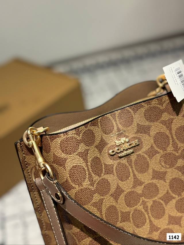 Coach Coach bucket bag is here! Fashionable, lightweight, versatile shoulder bag. Crossbody bag collection beauties! Squat it! Squat it! Squat it! Bucket bag | Bag sharing | Showcasing new bags | Coach Coach Coach hangs up size: 19 22.5: