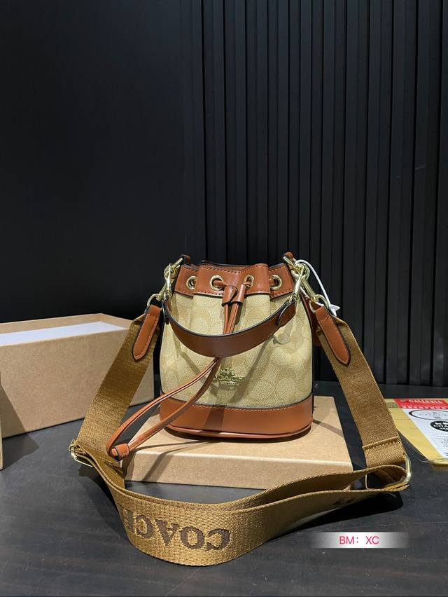 Recommended new box accessories: Coach Coach counter's new dempsey series mini bucket bag! Synchronized updates for counters! Can be carried by hand or shoulder and back~Super great effect on the upper body! Original vintage fabric paired with cowhid