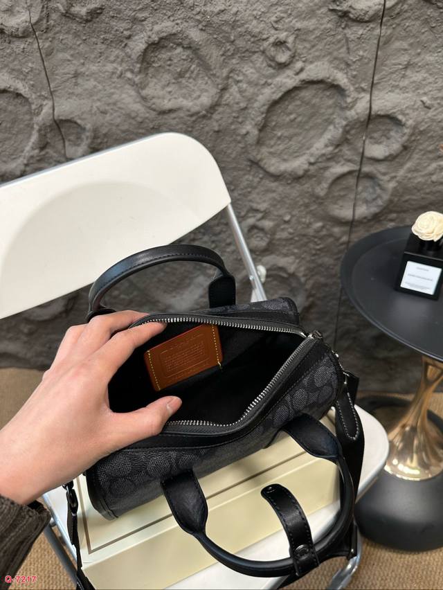 Paired with a folding box, this is a must-have item for the Coach brand. It's a classic Boston style item with a small body and large capacity. It's a must-have item for trendy men. You deserve to have a classic vintage flower that won't break or wea