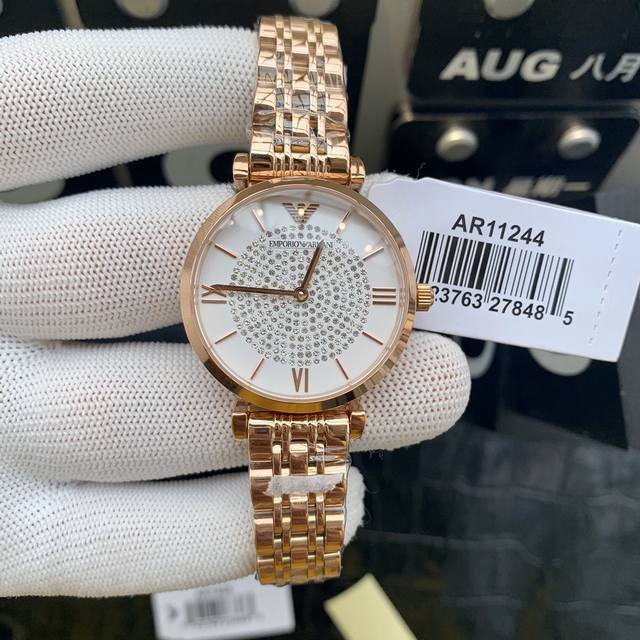The original Armani Starry Sky women's watch model ar1926 features a gold and Ar1925 silver dial with a diameter of 32mm and a 316 stainless steel strap. Armani Starry Sky's diamonds are made of imported Swarovski crystal diamonds, including regular