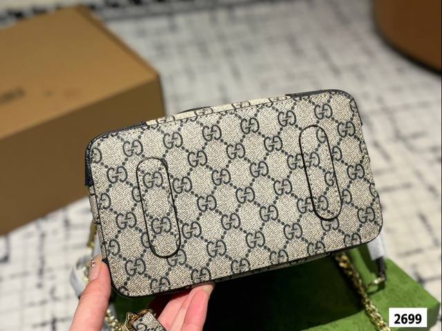 Gift box packaging Gucci Emblem series Tote new product launch, storage party big love big bag with compartments. The new emblem is launched, which is a relatively large tote with adjustable shoulder straps on both sides and a classic lining: