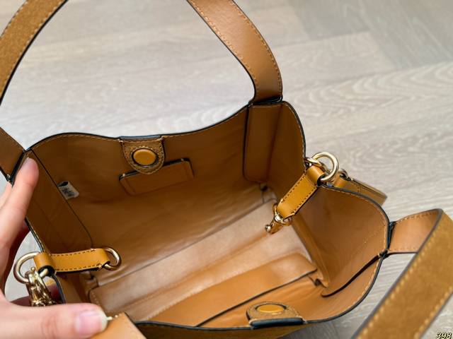 Aircraft box with pendant Coach handbag Perfect for daily commuting cool and cute Extreme beauty Perfect girl is you Size 21 17: