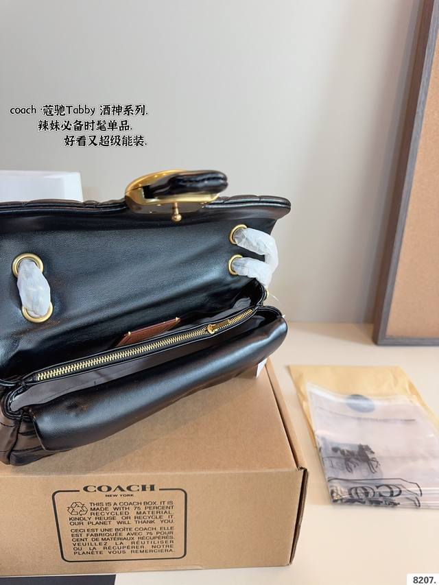 Paired with gift box, Coach's new cloud soft Tabby is a classic and timeless style of the wine god! Top quality workmanship! The fabric is made of imported denim fabric! Top grade hardware! Comparable to counter quality! Absolute high-end product siz