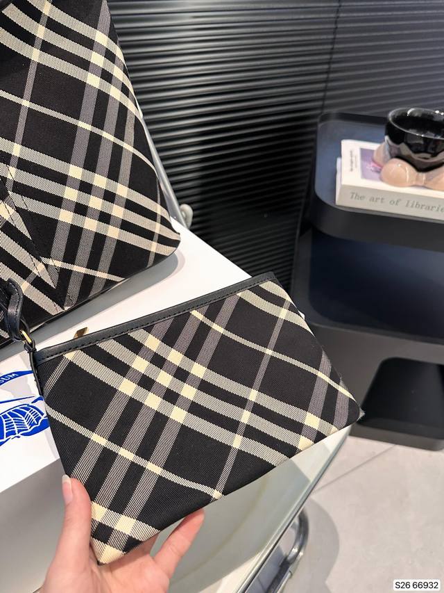 Paired with a folding box, the new Hobo from Burberry Burberry looks so great! It's completely covered in grass. The overall body is light and stylish, and there is a sub bag that can be disassembled. The size is just right for daily use, and the wid