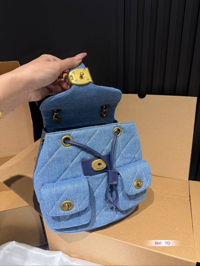 The Coach Coach Shoulder Tabby Backpack with Airplane Box is a versatile and versatile backpack that reshapes the coach design of the 1970s in a modern way. Its multifunctional style can be used as a backpack