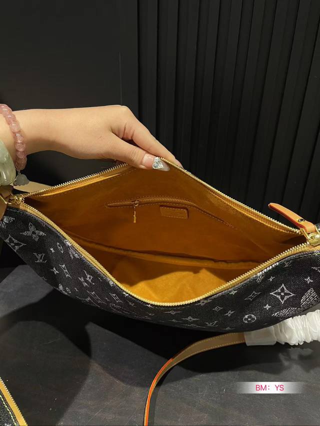 Paired with a folding gift box Lv, vintage denim Loop, denim armpit bag, big moon is too poking at me! Upper body effect! Don't say anything! Book it up Search for LV Large Moon Bag Cowboy Size: 33 * 26